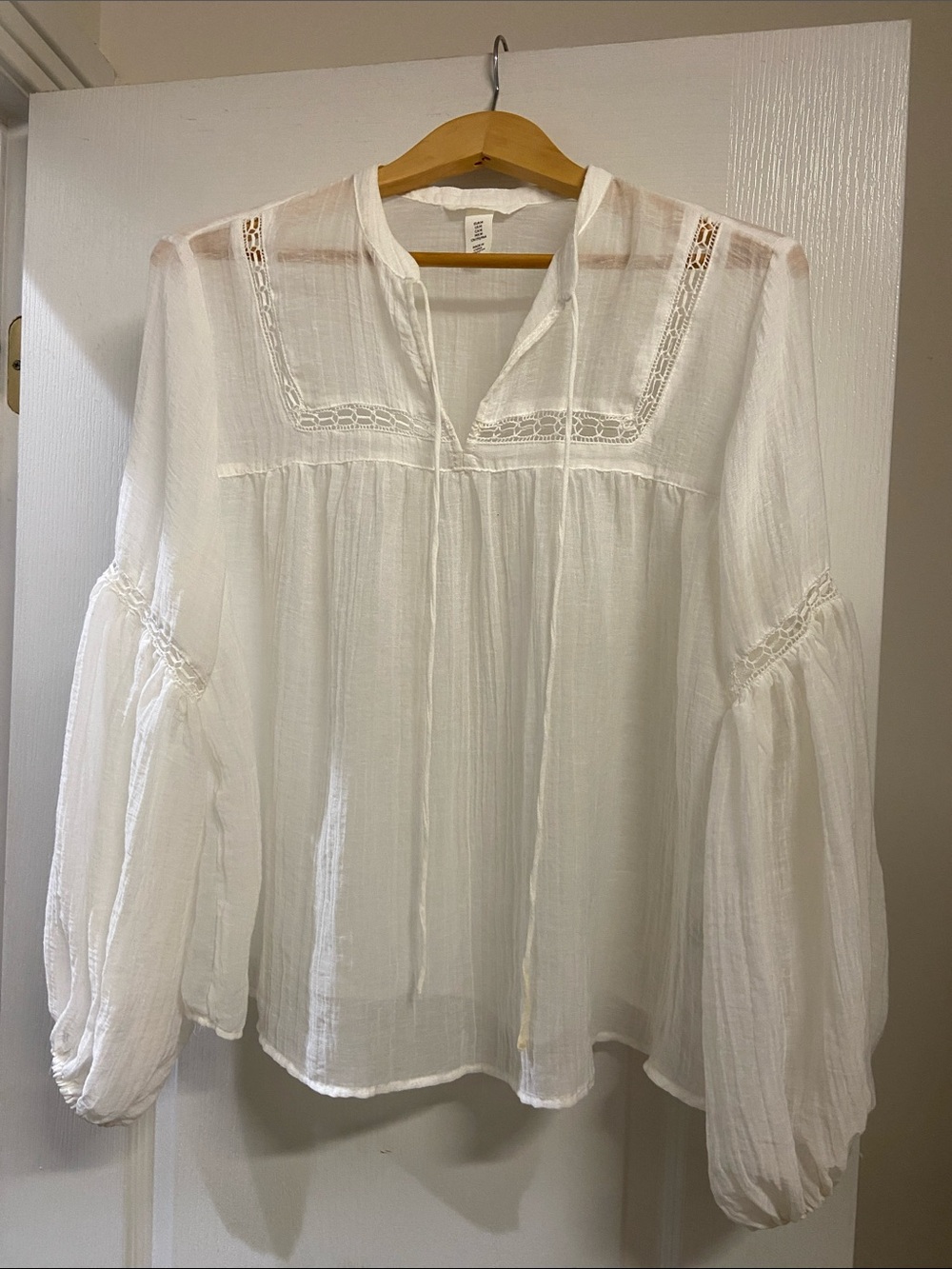 H&M White Embroidered Lace Trim Peasant Blouse Size M Romantic Boho